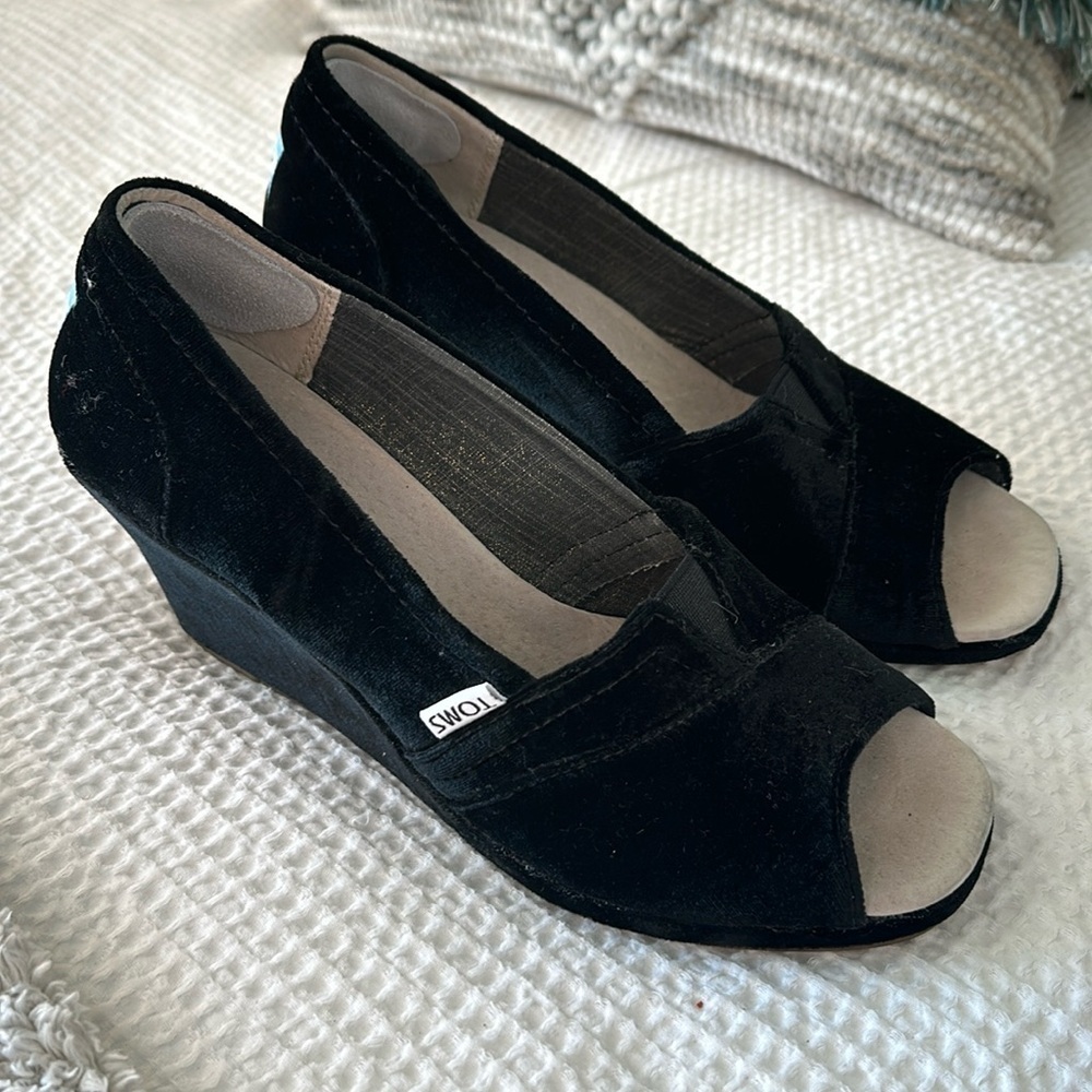 Toms Women's Size 8.5 Open Toe Wedge Heels Black Crushed Velvet Dressy Glam